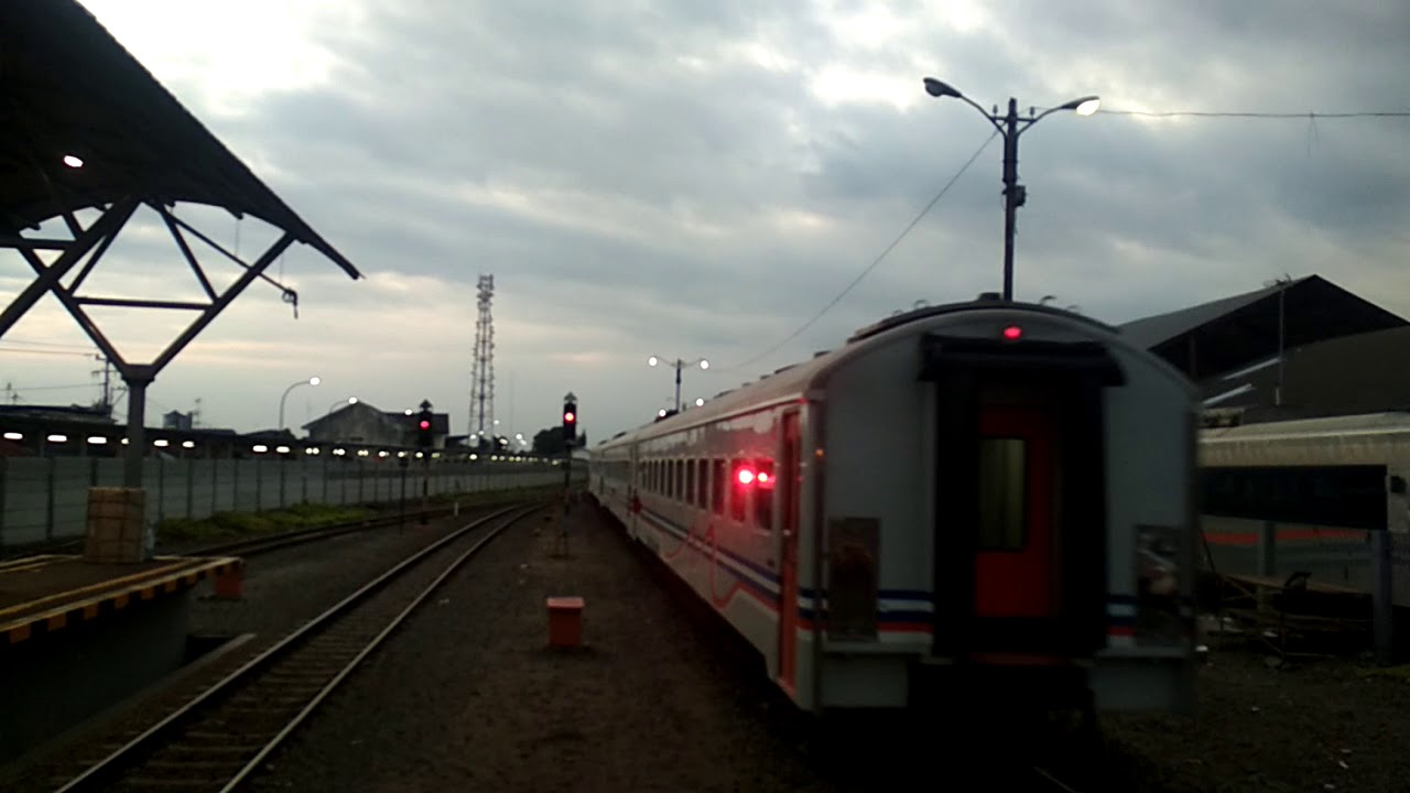 Kereta api gaya baru malam Selatan jalan langsung di stasiun Yogyakarta ...