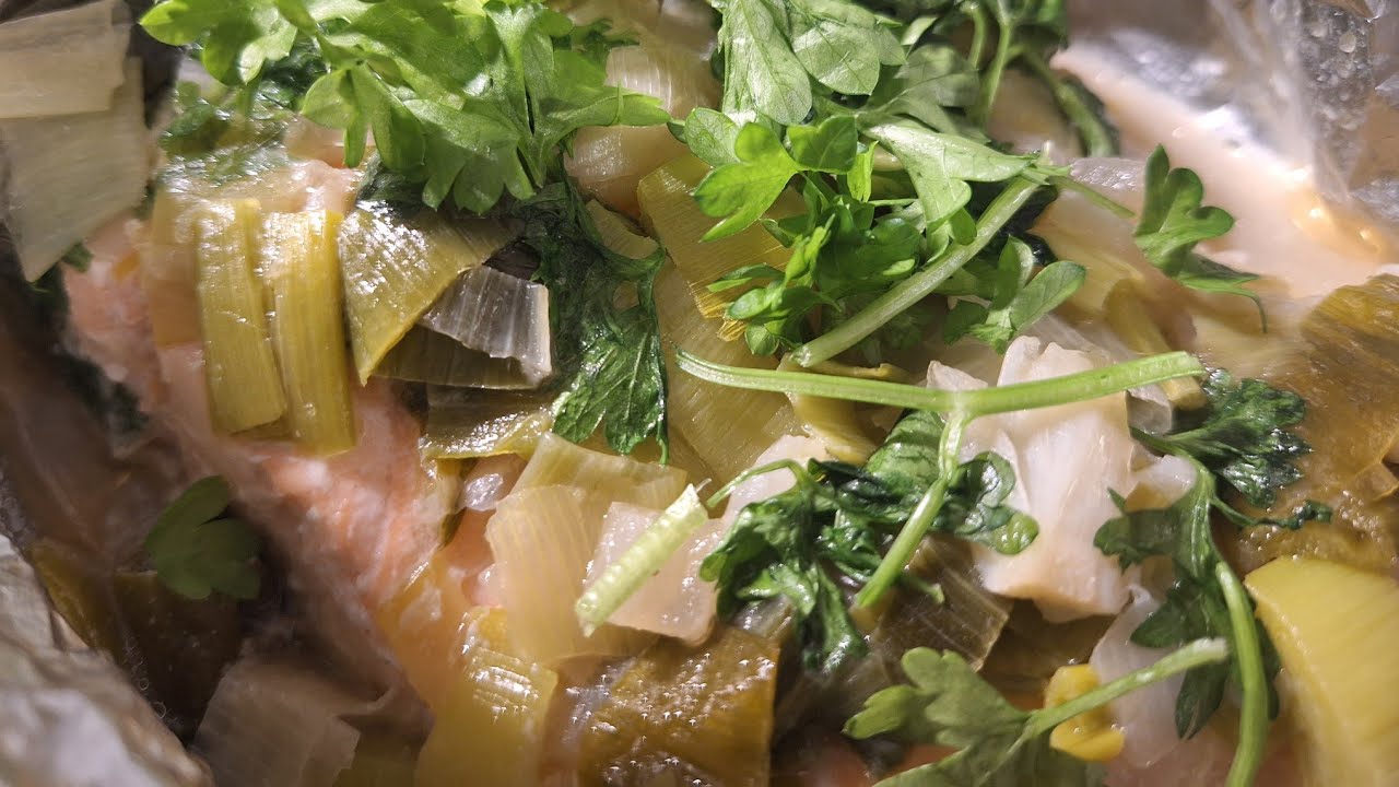 Lax i folie med purjolök, persilja och citron. 