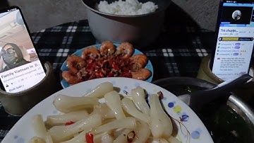 Bữa tối  một dĩa kiệu  chua. Tô canh rau bụi lạ miệng thấy thơm