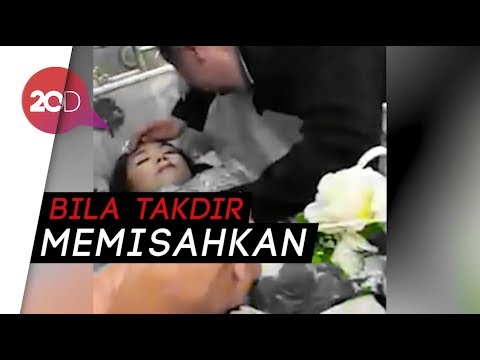 Pria di manado memasangkan Cincin Tunangan di pasangannya yang sudah meninggal 