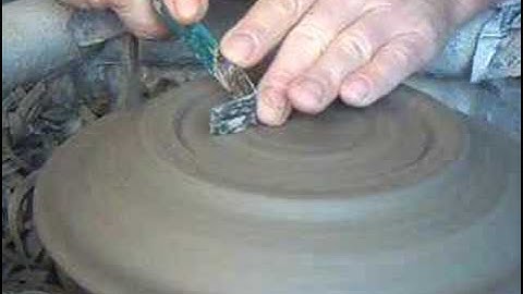 SIMON LEACH - trimming a plate !!!