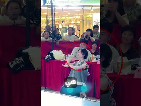 المعلمة تقف أمام لجنة الحكام وتساعد لطلابها