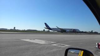 Airbus A350 en calle de rodaje. Aeropuerto de Sevilla