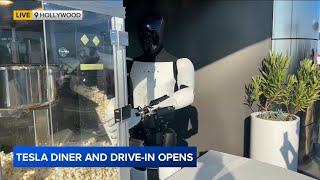 Download Lagu Optimus robot serves popcorn at opening day of Tesla diner in Hollywood MP3 Download Lagu Optimus robot serves popcorn at opening day of Tesla diner in Hollywood MP3
