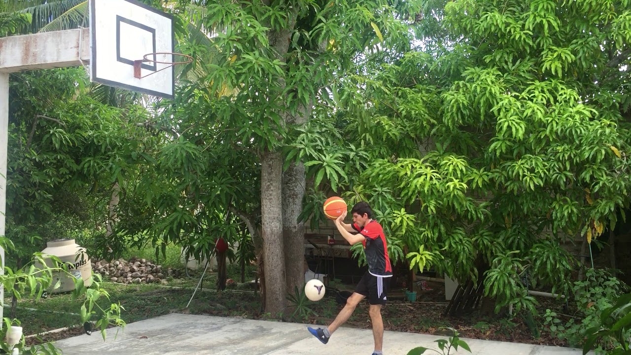Francisco Quiñones Dominadas con balón de fútbol y encestando con balón de basquetbol upload image