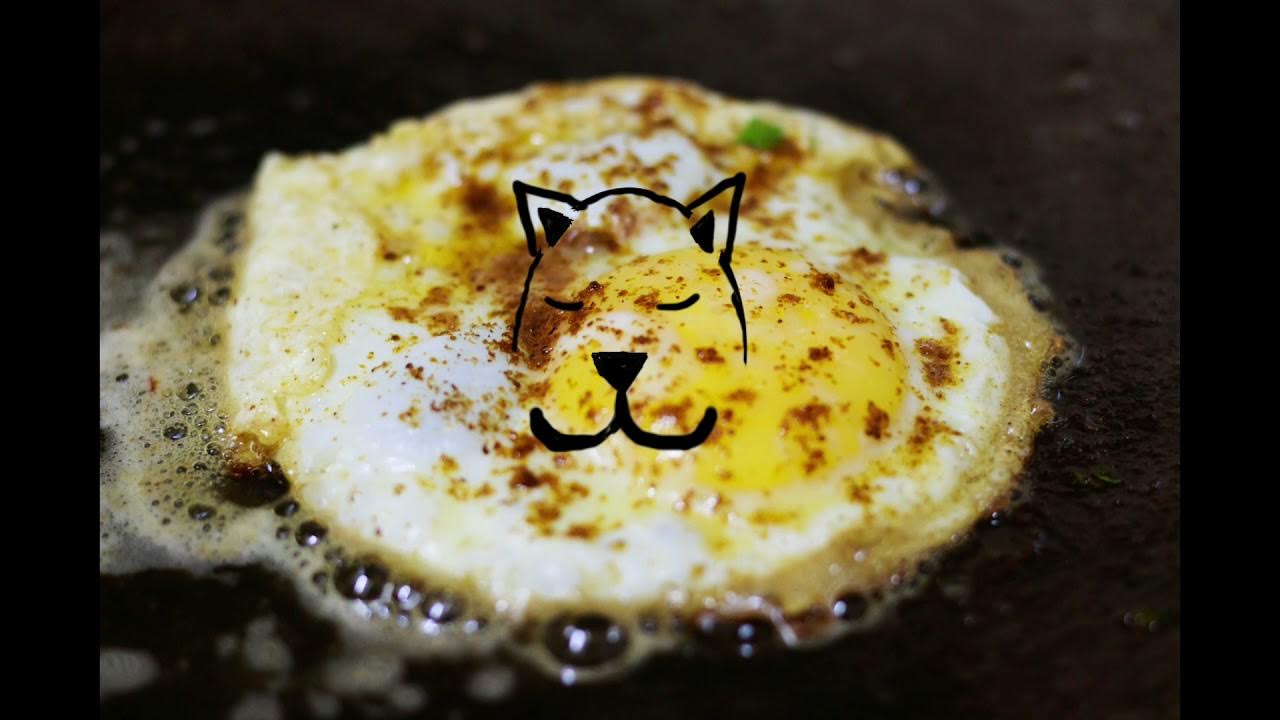 Яйцо с тертым сыром. Яичница глазунья. Глазунья с сыром. Американский омлет скрэмбл. Яичница с колбасой и сыром.