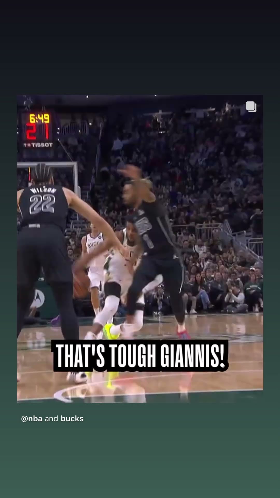 With the left #hoodnews #giannis #dangelorussell #bucks #brooklynnets #layup #giannisantetokounmpo