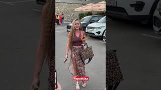 Atina Ferari dosla sa pićem na “Južni vetar”! Ponudila i novinare da srknu! #juznivetar #koncert