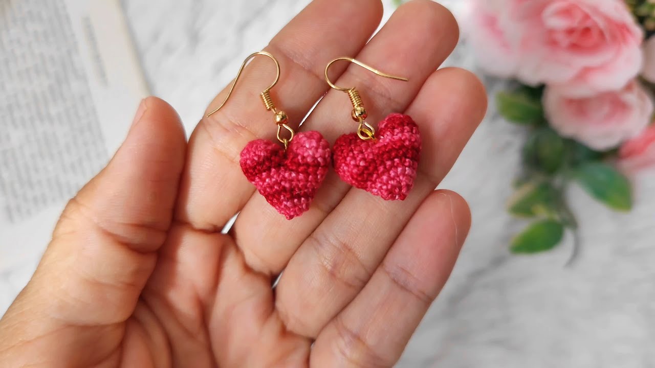 Как связать серьги-сердечки крючком — романтичный и нежный кулон (с субтитрами)