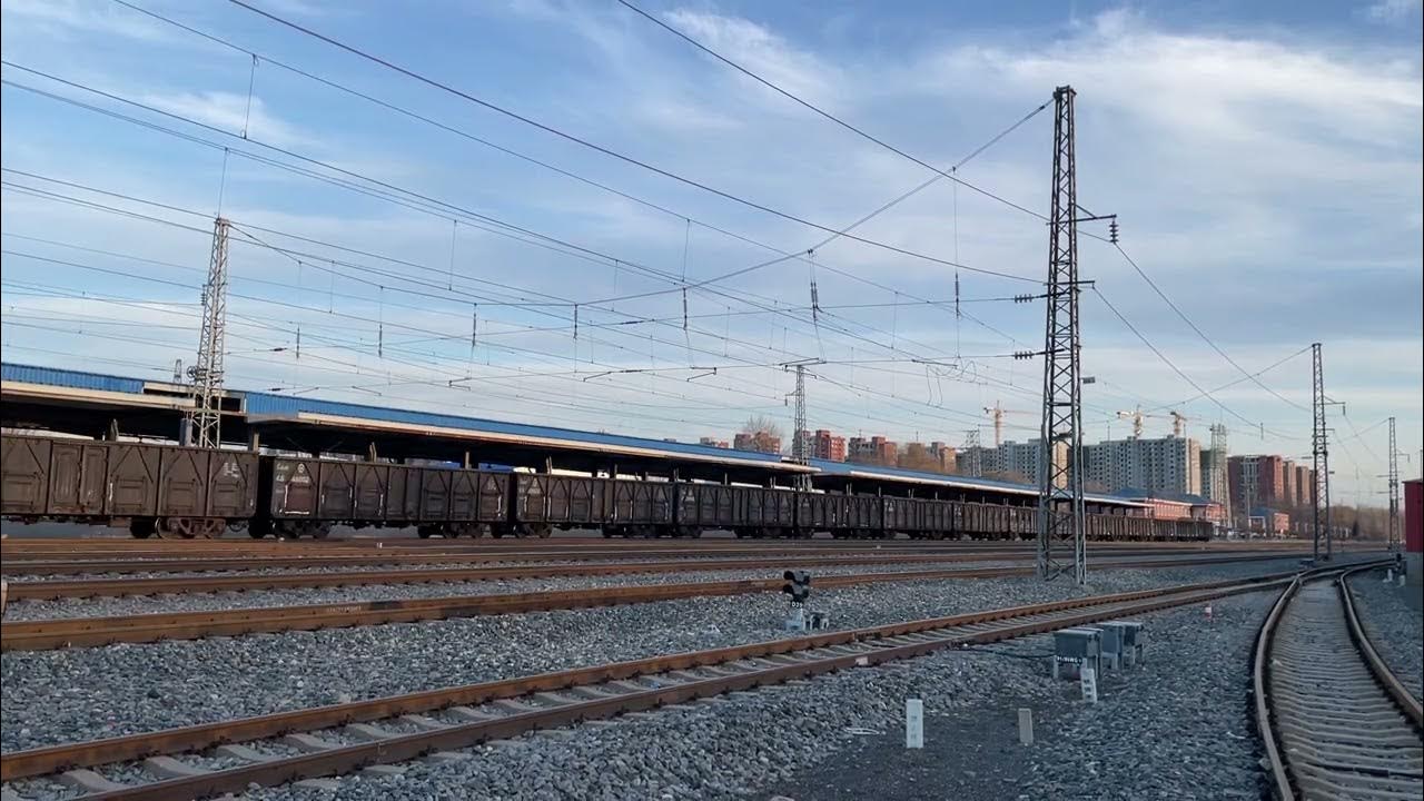 China railway 中国铁路最大车号的HXN3型内燃机车 机车号0300 不包括高原型神华型 牵引敞车通过于洪站会车HXN3型0203