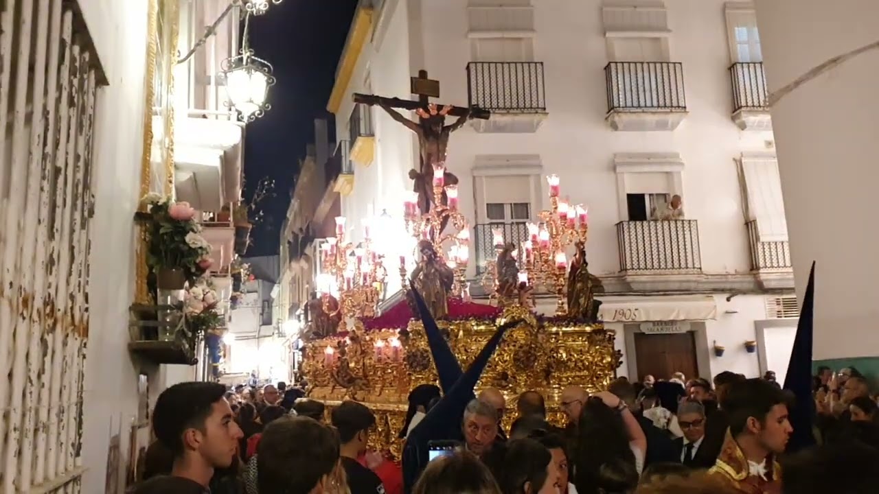 Recogida Cristo de la Misericordia de la Palma por plaza Pinto. Semana Santa Cádiz 2023