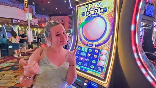 26 Year Old Plays A Slot Machine Inside New York New York Las Vegas! 🍑 screenshot 4