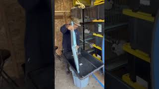 Kijk Hoe Ik Konijnenmest Oogst Onder Stapelbare Konijnenkooien