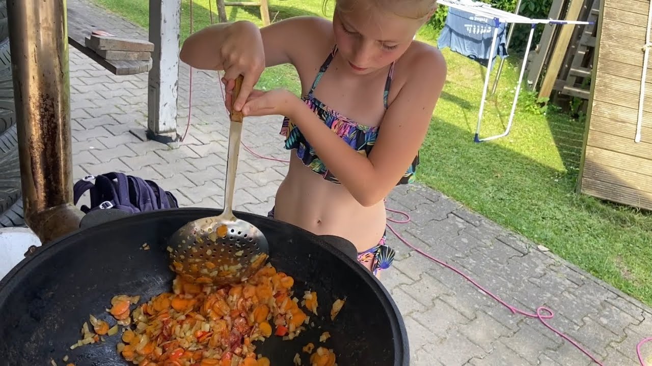 Pannasch Kinder kochen  Golupzi im Kazan plautdietsch low German