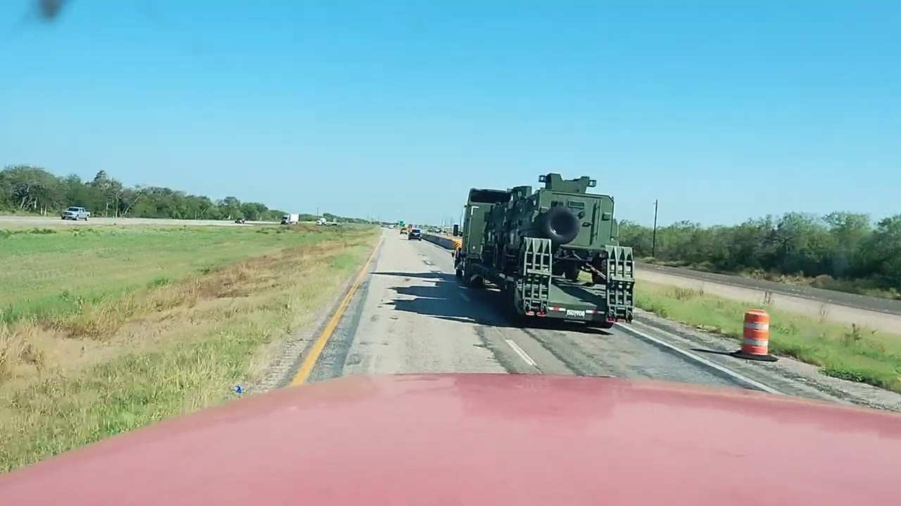 Мексиканская армия. Национальная гвардия Мексики в сопровождении техасской полиции проезжает по ш...