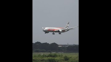 Pesawat Boeing 787 Motif Formula 1Milik Etihad Airways Landing di Bandara Soekarno-Hatta Jakarta