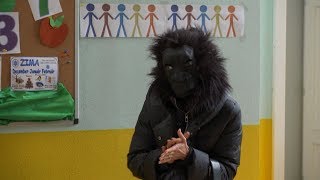 OTECKOVIA - Prepadnutie v škole. Zuza ako maskovaná opica!