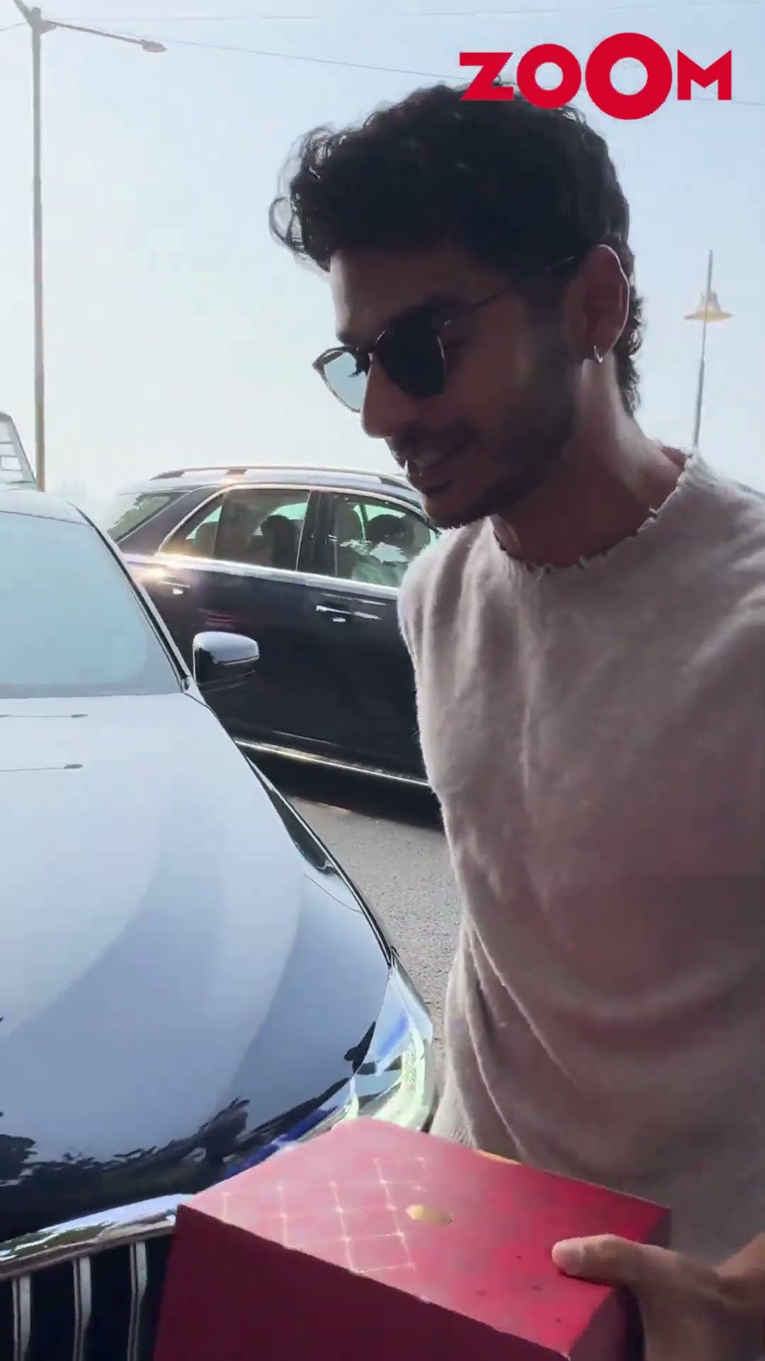 Ishaan Khatter ARRIVES with a gift at Zoya Akhtar's lunch gathering #ishaankhatter #shorts