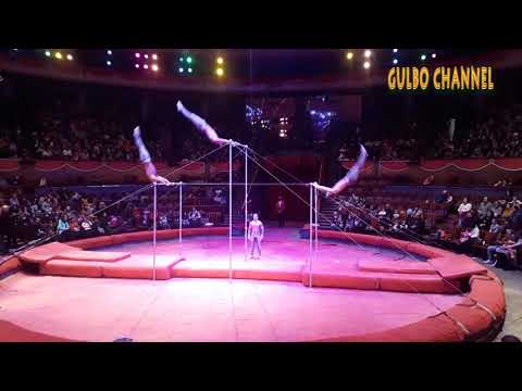 აკრობატების წარმოდგენა თბილისის ცირკში