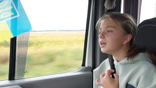 картинка: //Ми♥️🇺🇦При долині кущ калини//Я рулюю,Надюшка співає//