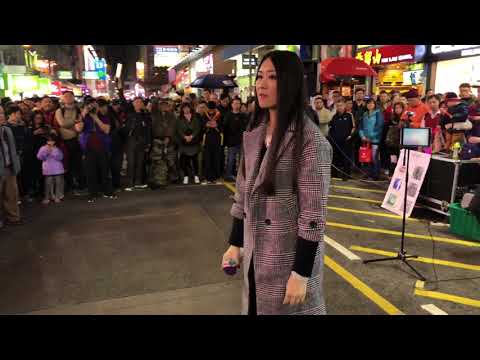 夜機「深情為您演繹一首令人心痛的歌，多人觀看！」(2018-01-27)香港街頭藝人及唱作音樂人彭梓嘉老師