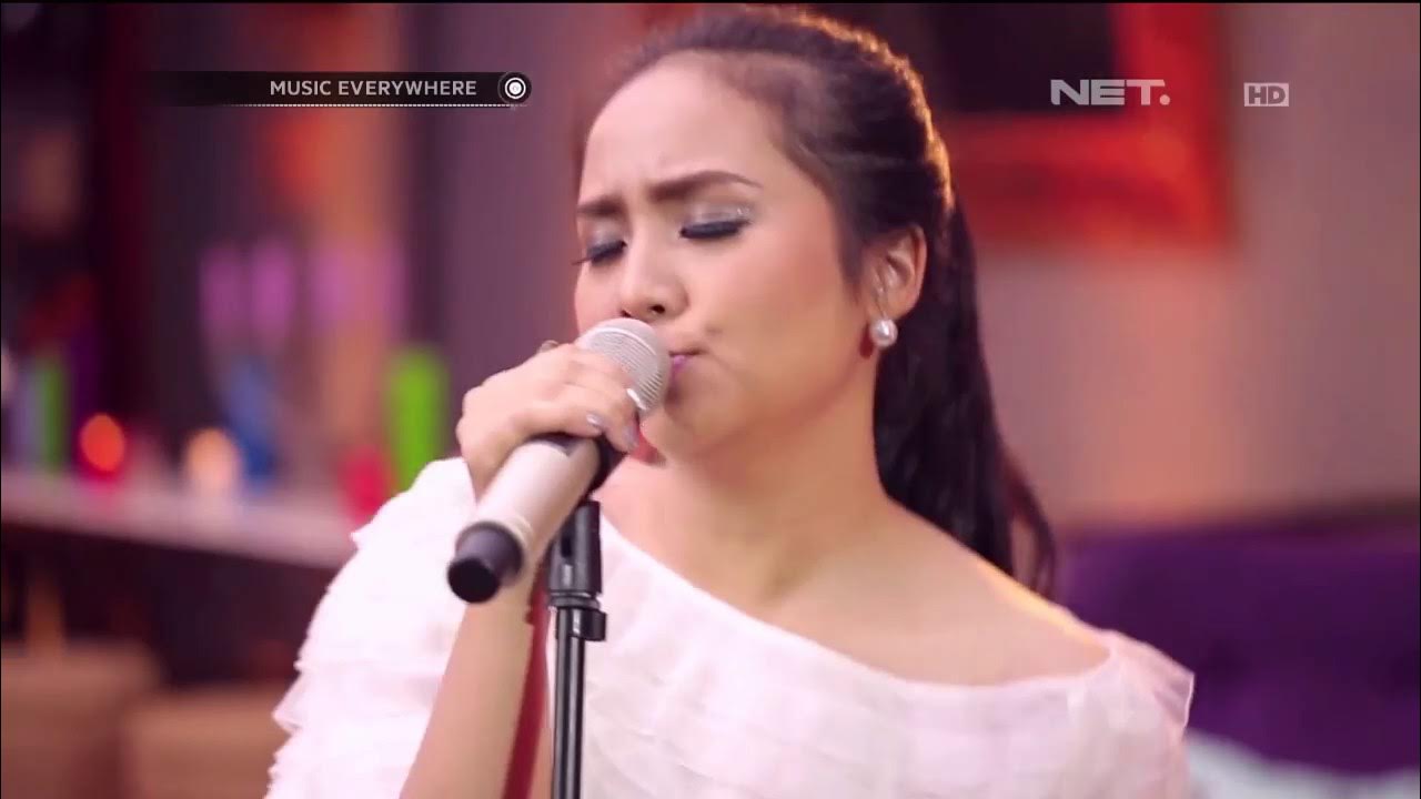 Gita Gutawa - Somebody That I Used To Kno - Gotye Cover (Live at Music Everywhere) ** Gita Gutawa - Somebody That I Used To Kno - Gotye Cover (Live at Music Everywhere) **