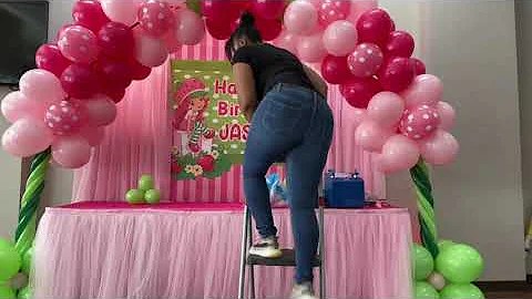 Strawberry Shortcake Balloon Arch with Liz!