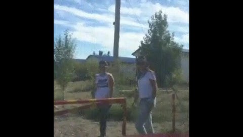 Девушки и шлагбаум