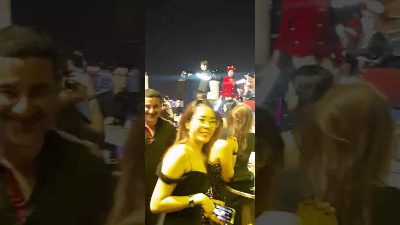 Các vũ công biểu diễn của Bar Club ở sân thượng ks New World 😜🤪😜