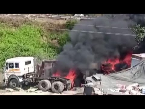 उदयपुर में हाईवे पर ट्रेलर-ट्रक में लगी आग