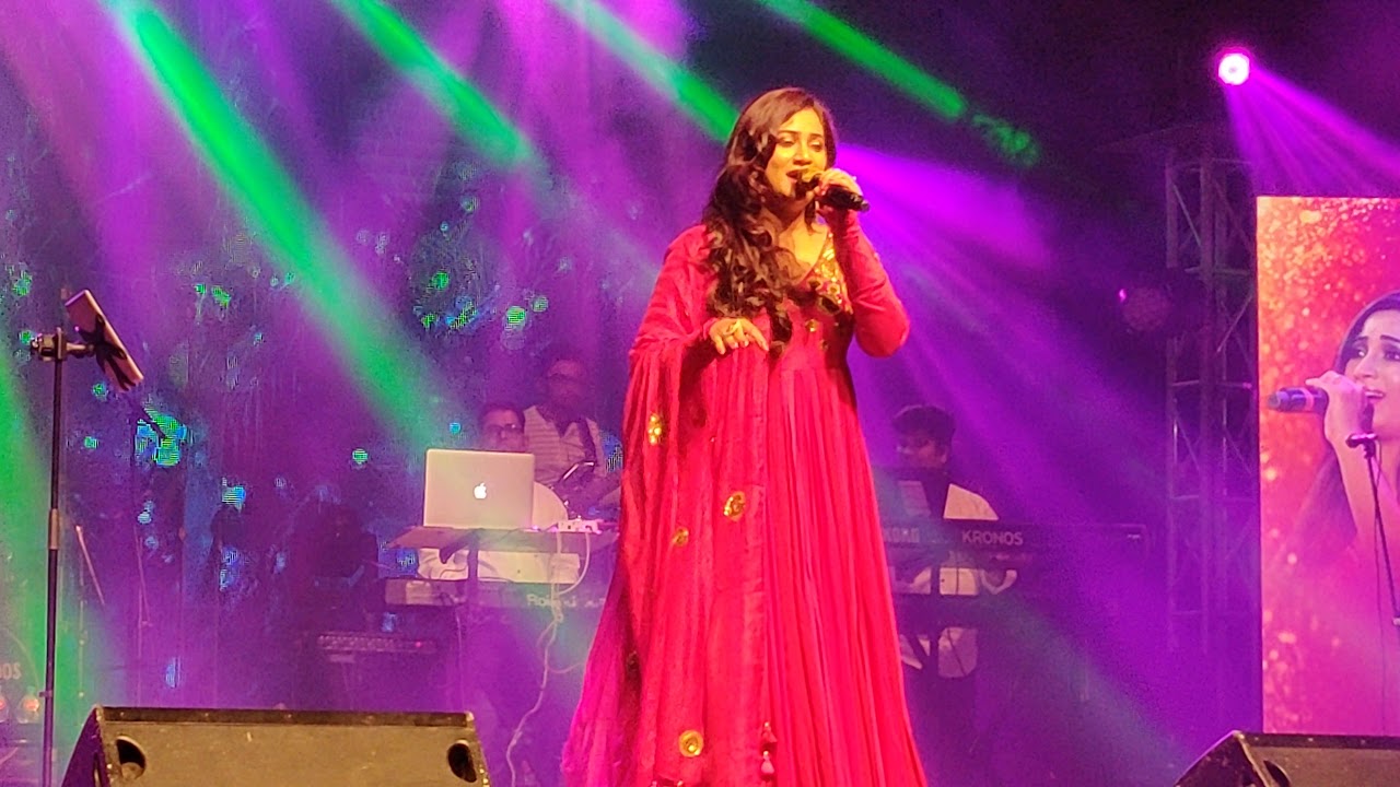 Aa jaane jaan - Piya tu ab toh aaja cabaret songs Live by Shreya Ghoshal