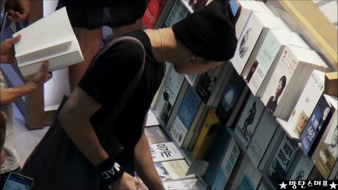 150806 방탄소년단 출국-책 사는 남준이♡어디서 지성과 감성타는 냄새 안나요?