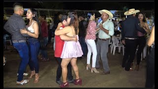 Con la chica de pelo Rillisos!  |  Bien de pegadito bailando esta noche!!