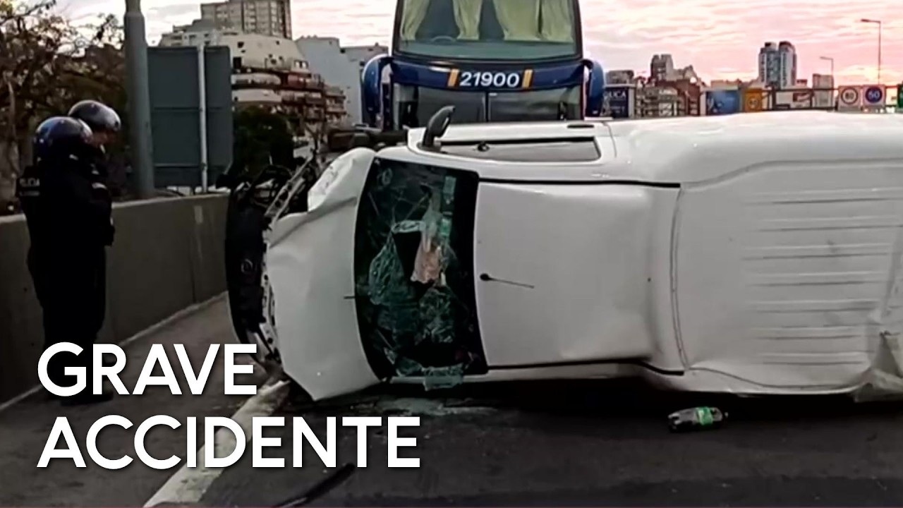 CHOQUE y VUELCO en Autopista 25 de Mayo | Hay tres PERSONAS HERIDAS ...