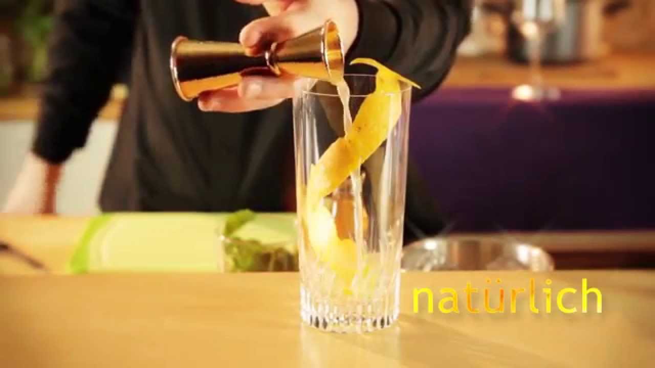 Cocktail-Tutorial: Holunder Kick mit Himbeeren und Zitronenmelisse ...