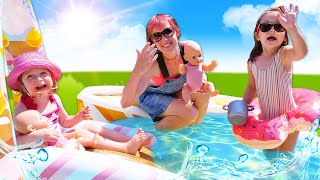 ¡Bianca y Marta se divierten en la piscina con sus bebés! Como mamá. Vídeos de juguetes.