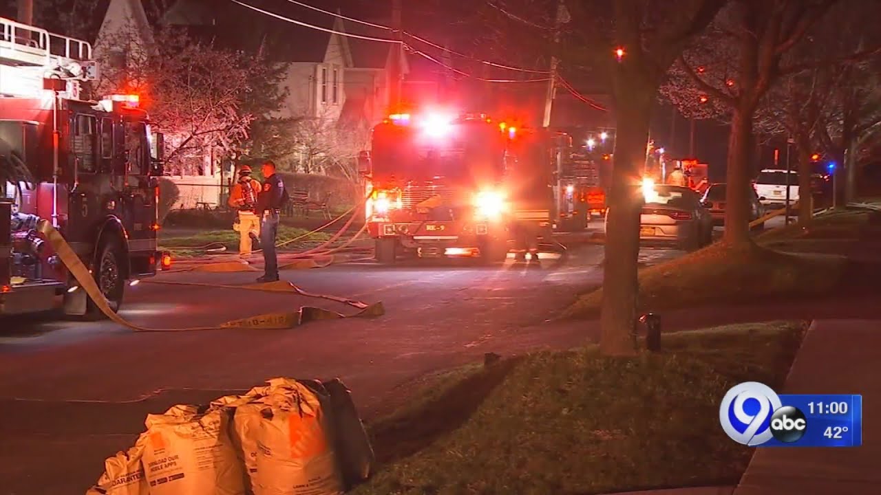 Syracuse Fire crews rush to house fire in the city - YouTube