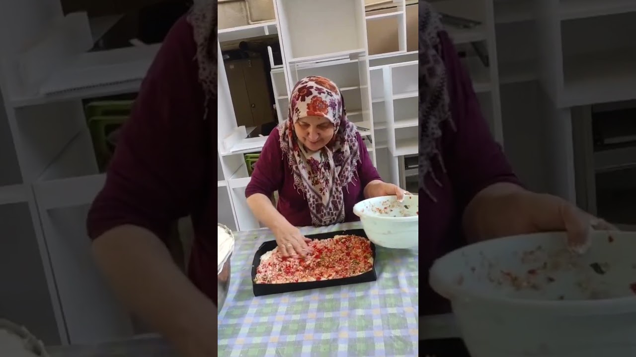 Nurdan hanım kara tepside domatesli soğanlı ekmek yapıyor. #yemektarifleri #tarif #food