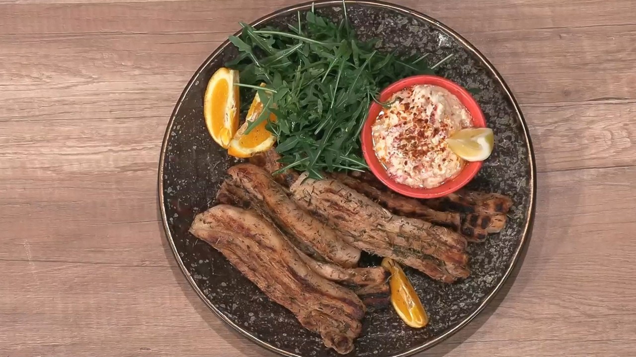 Πανσέτες χοιρινές μαριναρισμένες σε θρούμπι, πορτοκάλι και κρασί με τυροκαυτερή | Ανδρέας Λαγός