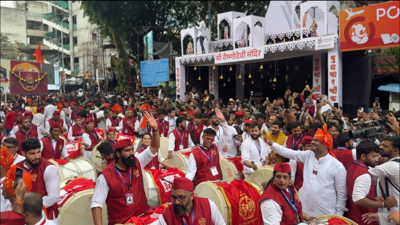 Siddharth Jadhav Enjoying Dhol | Pune Ganesh Chaturthi 2025 | Kalawant Pathak | Dhol Tasha 🔥🔥