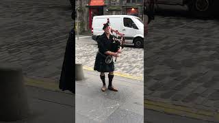 Bagpiper in the streets of Edinburgh (Scotland)