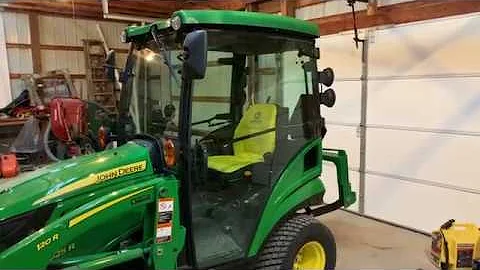 Jak vysoká je kabina přívěsu John Deere 1025R?