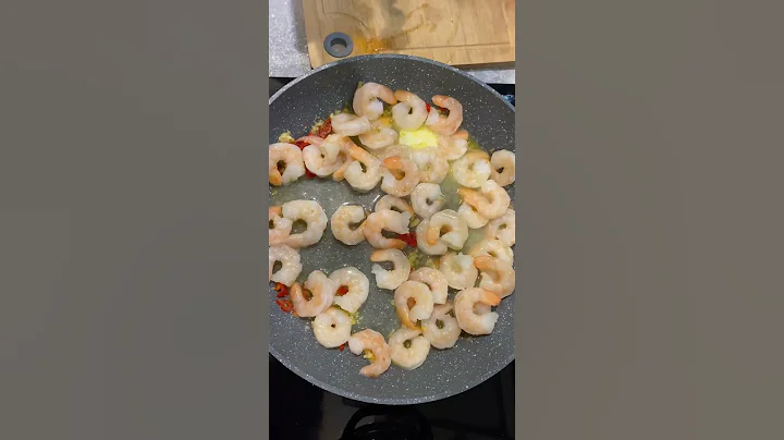 Pasta with shrimps in wine sauce. Makaron z krewetkami w winie.