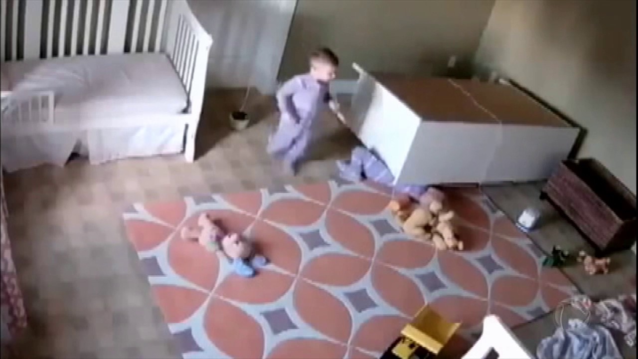 Garoto de 2 anos salva irmão preso embaixo de cômoda nos EUA