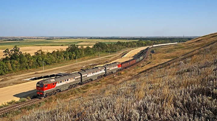 Тепловоз 3ТЭ116У-002 с грузовым поездом