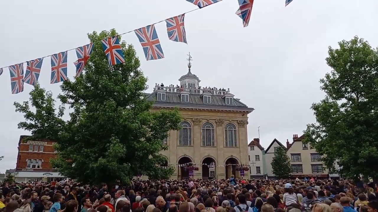 Platinum Jubilee Bun Throwing in Abingdon-on-Thames - 3 of 4