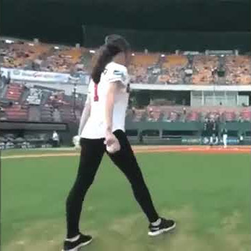 video lucu kaget liat Gadis baseball ini lempar bola
