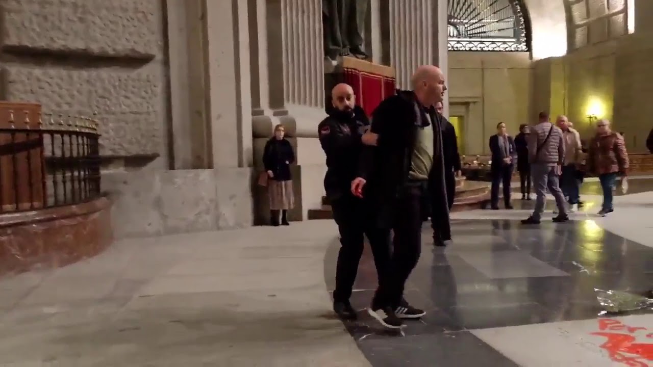 Hoy estuve grabando al artista Enrique Terneiro pintando una Paloma de La Paz en una acció - YouTube