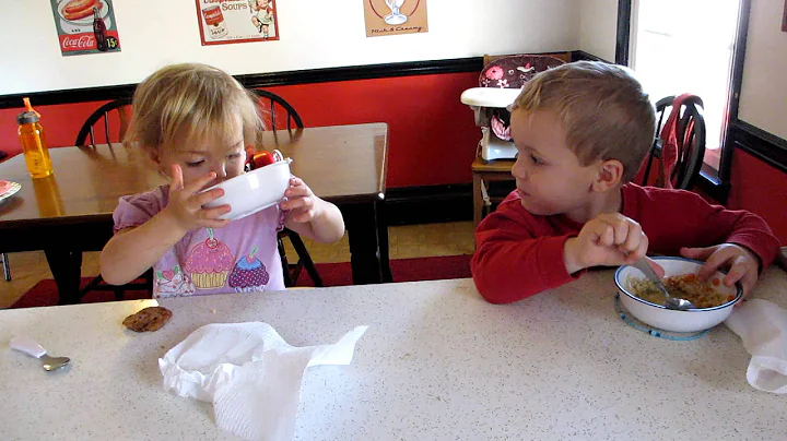 1 minute video of two kids eating soup - DayDayNews