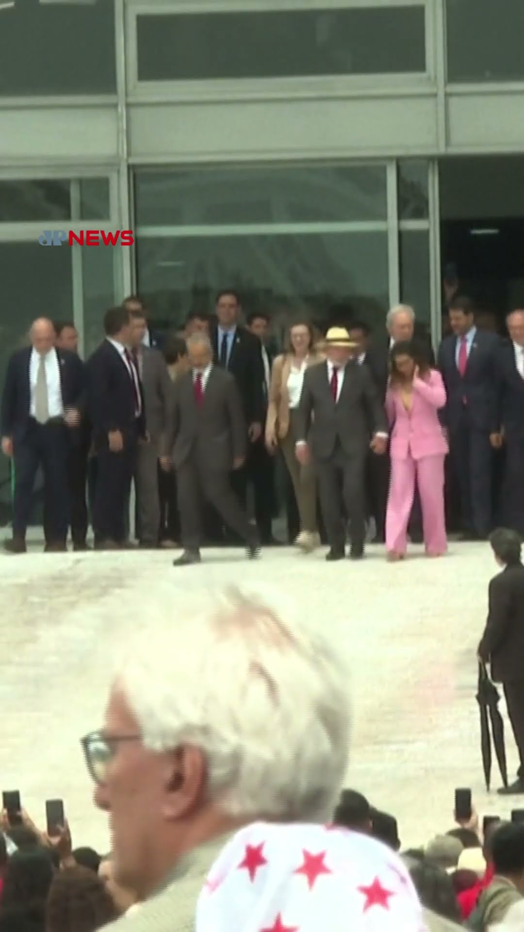 Lula participa de eventos sobre o 8 de janeiro e desce rampa do planalto #shorts